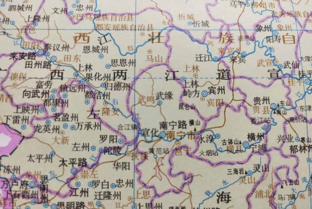 蒙古帝国强势崛起,相继征服了西夏,金,吐蕃,大理等政权,形成了对南宋