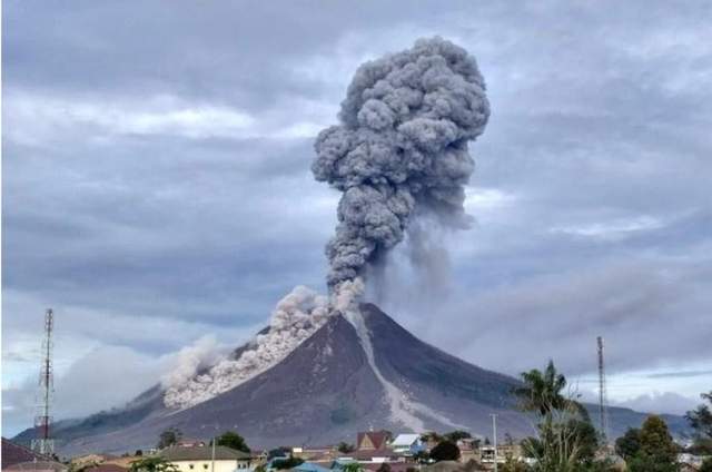 富士山要爆发了吗7小时内3场地震喷火口增至6倍