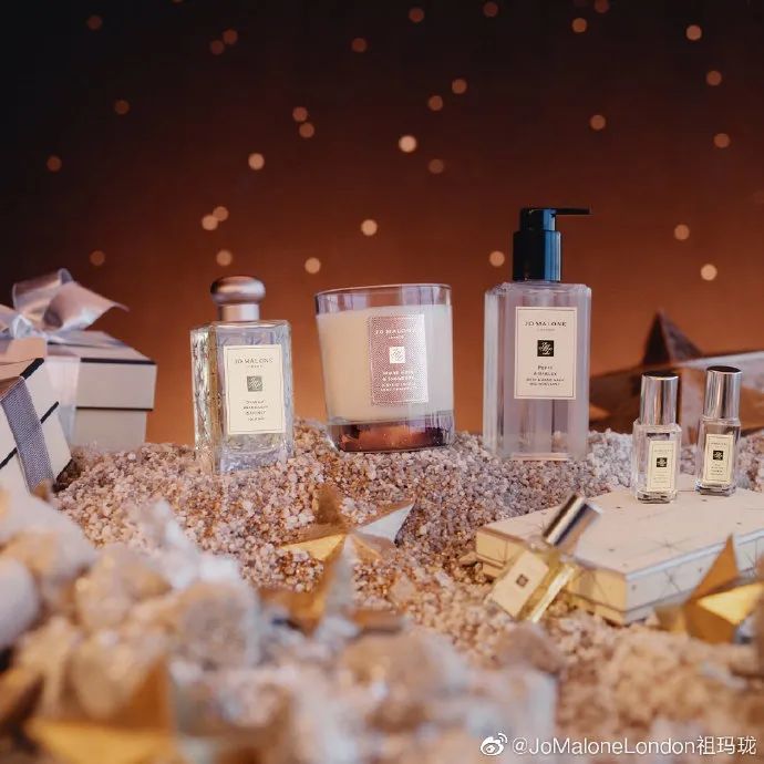 要么就是单色香水瓶中间有一个简单的印刷体jo malone london标志