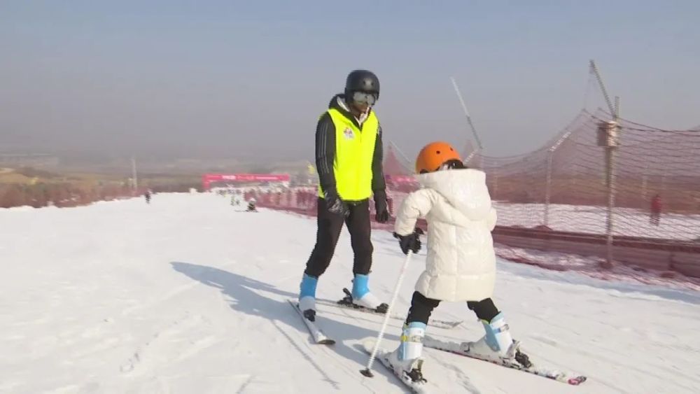 激情冬奥相约河北石家庄元氏无极山滑雪场迎冰雪运动热潮