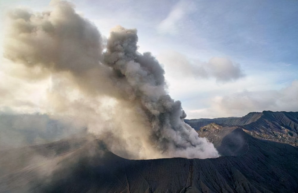 这次火山喷发喷出的火山灰体积达150立方公里,而且直接冲上了地球的平