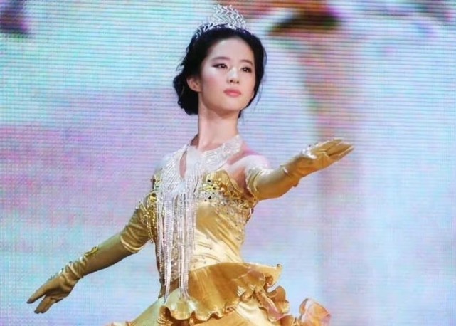 刘亦菲第3次带"皇冠"了!对比迪奥和金鹰奖那次,一个小