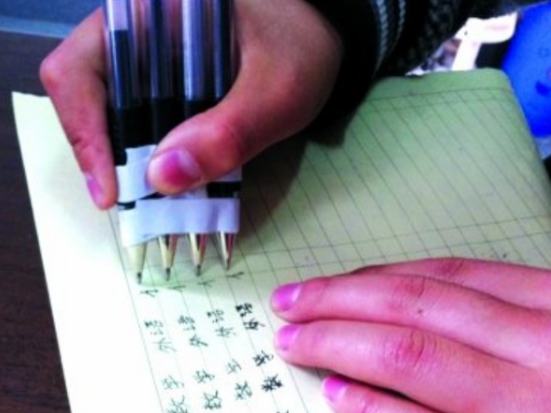 新型"罚抄笔"中学生间兴起,学生人手一支,老师表示很无奈