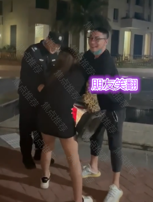 醉酒女当街抱着反光锥筒不撒手,保安抢不过来,女子:这是我的