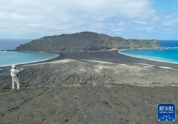 从卫星云图看,该岛火山喷发前后地形地貌发生了巨大变化.