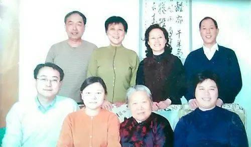 安淑静(前排右二)和她的"子女"们3,25岁妻子选择坚强,独自一人抚养