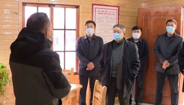 在刘桥镇,沈厚富等与见义勇为英模王计划亲切交谈,仔细询问他的身体