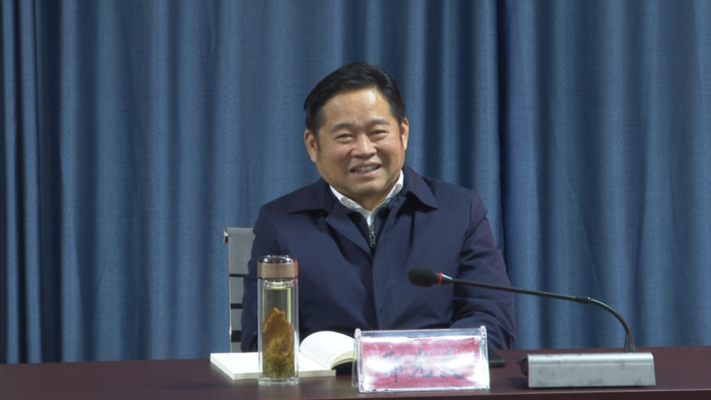 在黑石寨村石材产业园征迁现场,郑光文实地查看征