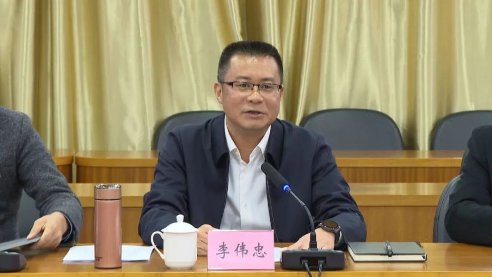 李伟忠参加全市党政企沟通座谈会强调着力构建亲清政商关系实现政企同