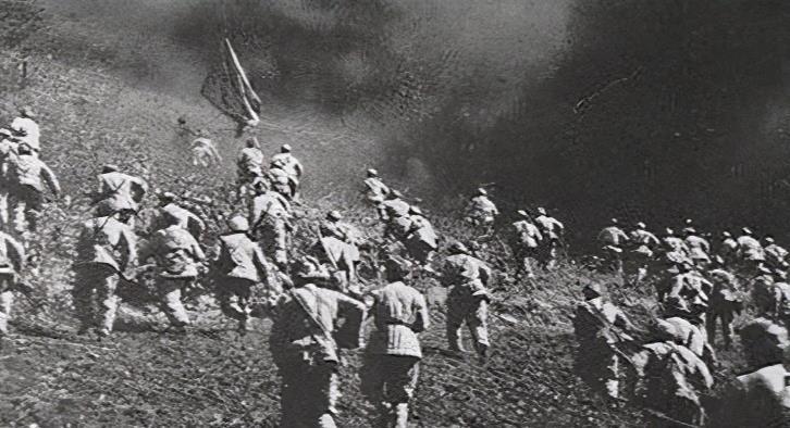 黄草岭战役,向敌人俯冲的42军将士10月27日,麦克阿瑟依然不相信志愿军
