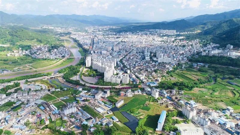 景东县城所在的锦屏镇,街道一尘不染,始建于1442年的国家级文物保护