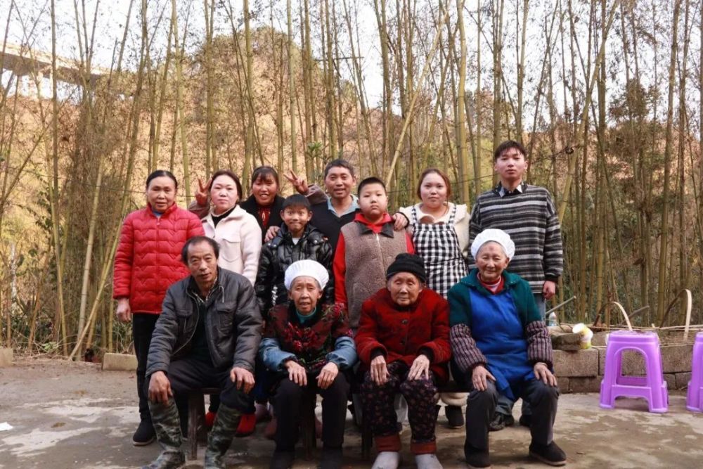 开展全家福拍摄活动,给在农村年满80周岁以上的老人家带去新年祝福