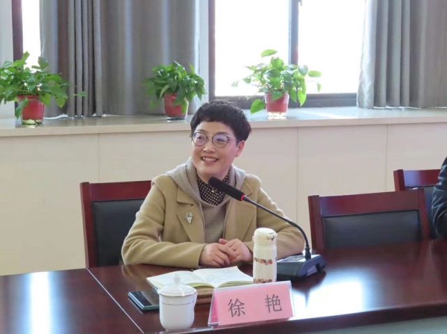 徐艳老师认为幼儿园和小学对一个人的成长是非常重要的,是根基阶段.