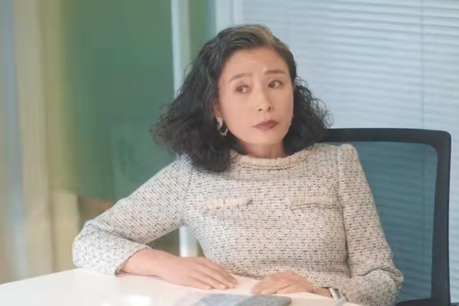 在李纯主演的电视剧中《爱很美味》里,刘丹又成了一个女高管,不知道