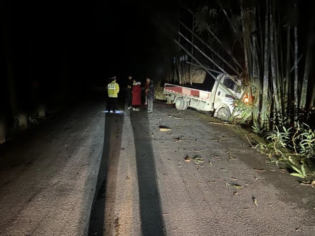 赤水市赤习公路等路段发生三起车辆侧翻,相撞的交通事故