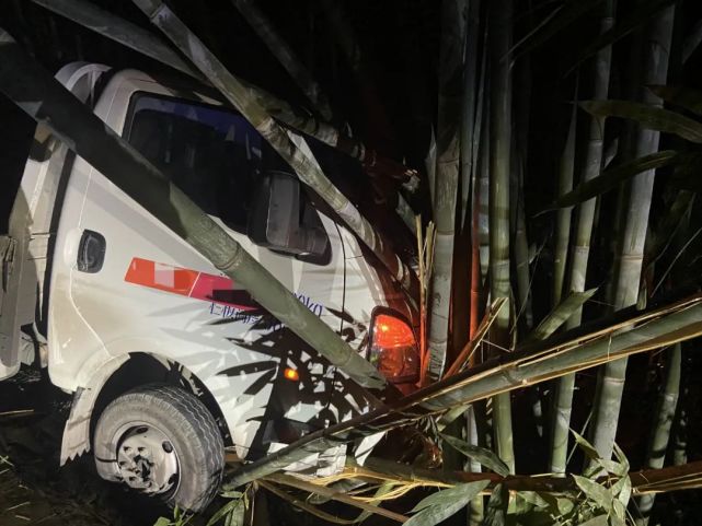 赤水市赤习公路等路段发生三起车辆侧翻,相撞的交通事故