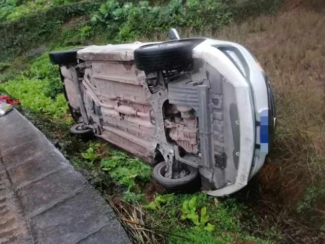 赤水市赤习公路等路段发生三起车辆侧翻,相撞的交通事故