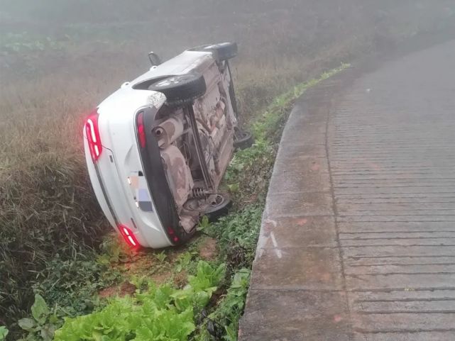 赤水市赤习公路等路段发生三起车辆侧翻,相撞的交通事故