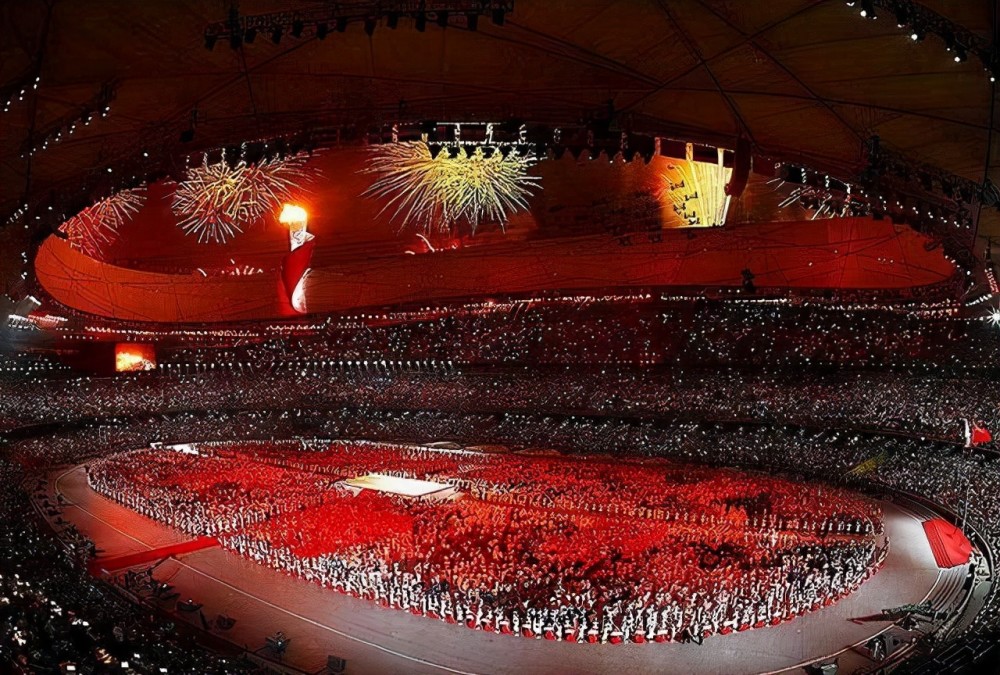 "鸟巢"位于北京奥林匹克公园中心区南部,也是2008年北京夏季奥运会的