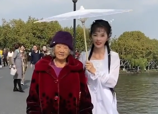 不过也正是因为旅游,黄琴结识了现在的男友杨