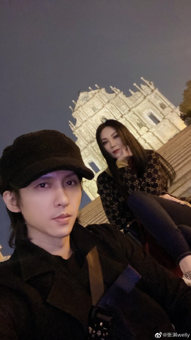 张淇与老婆同天庆生,高调晒正面合影,韦佳喊老公淇哥哥互动超甜