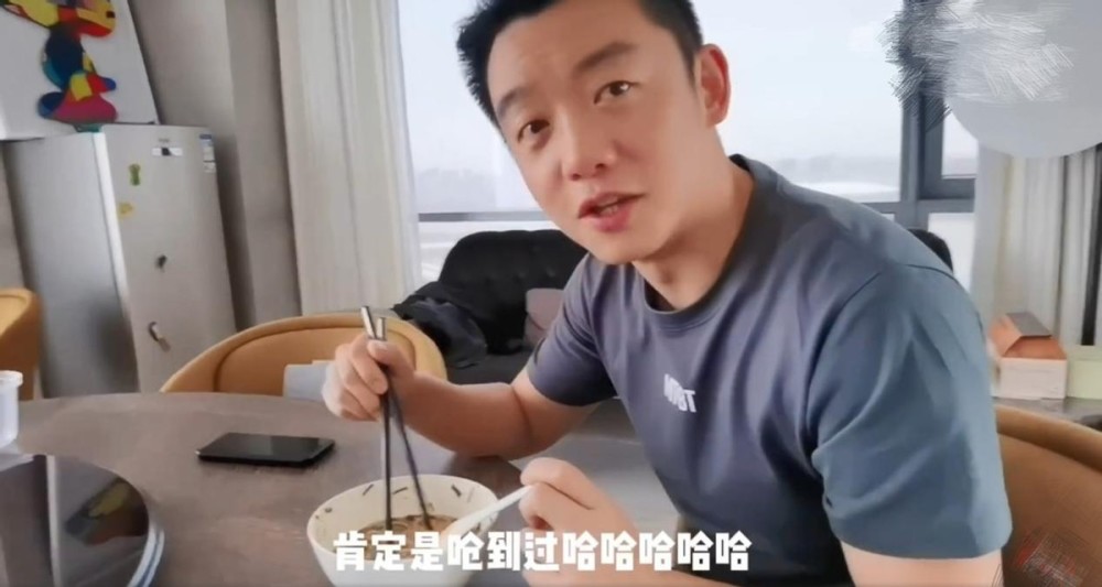 郑恺一家三口日常曝光教妻子嗦粉给女儿梳头发小酸奶甜喊妈妈