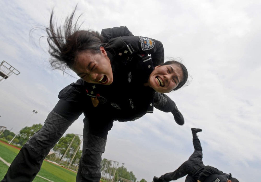 擒拿格斗索降射击样样精通武汉这群女特警真飒