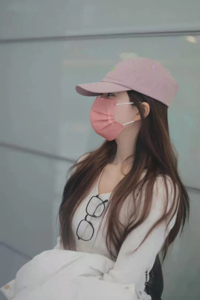赵露思机场饭拍,戴粉色口罩少女感十足,甜美清纯气质尽显