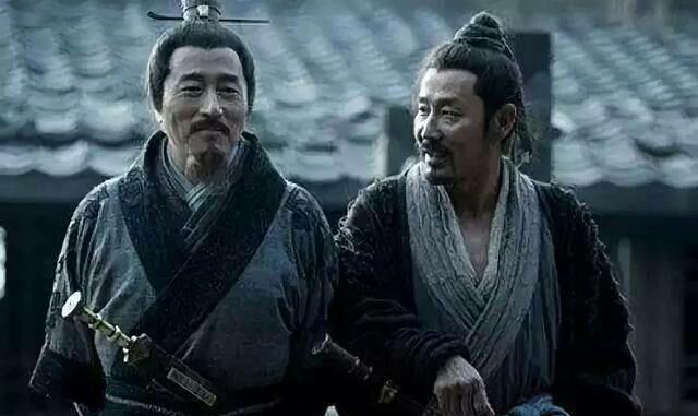而接下来的一幕有反转,项羽的叔叔项伯起身伴舞,说是项庄一个人耍剑没