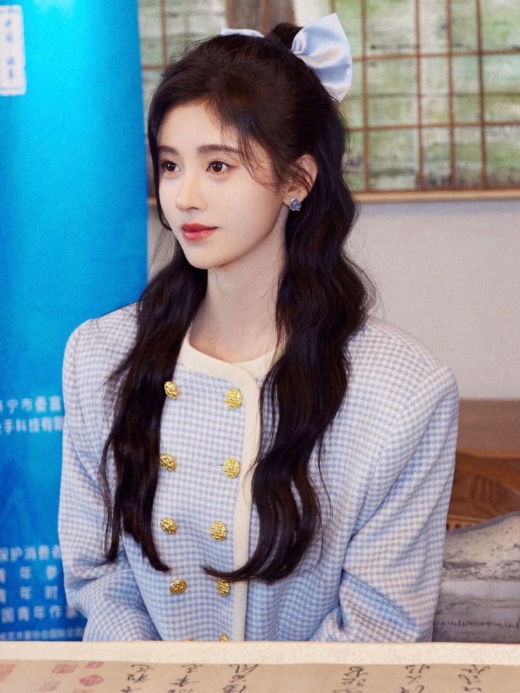 鞠婧祎最新私服小香风外套很适合她