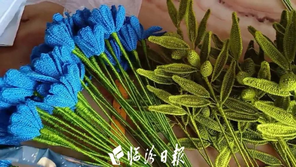 颁奖花束一改传统的鲜花,采用以非物质文化遗产——海派绒线编结技艺