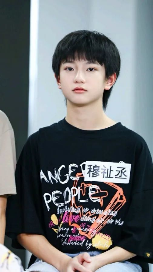 明星锁屏|tf-家族 穆祉丞壁纸 未来可期