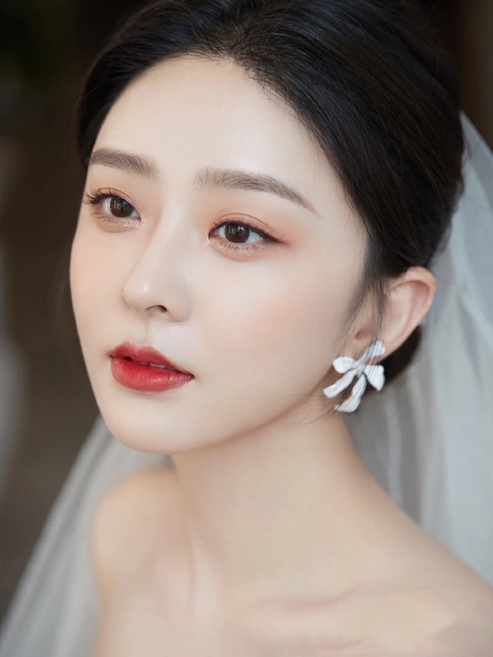 王嘉丽白色抹胸裙身着婚纱等着她的白马王子呢