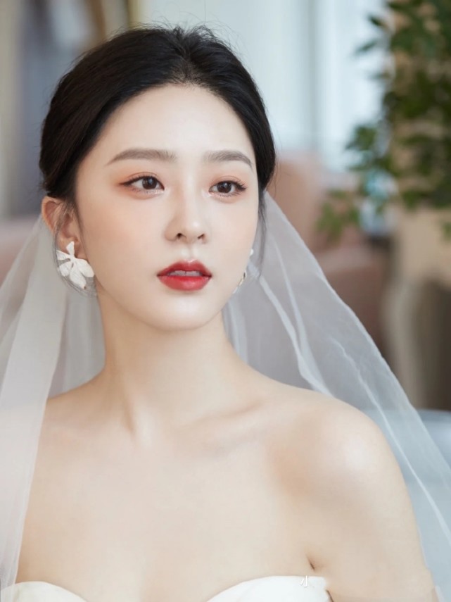 王嘉丽白色抹胸裙,身着婚纱等着她的白马王子呢