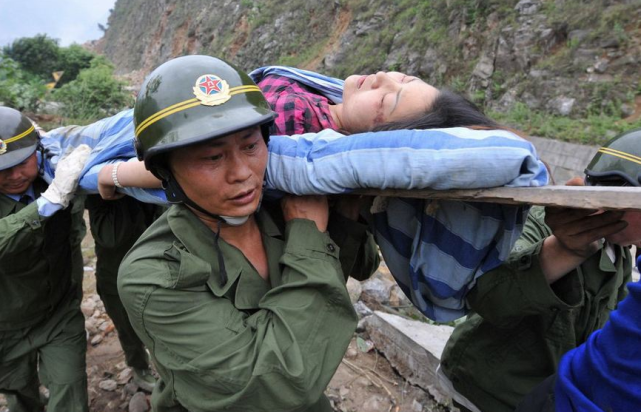 汶川地震,十万大军千里驰援,空降兵特种大队五千米高空果断跳出