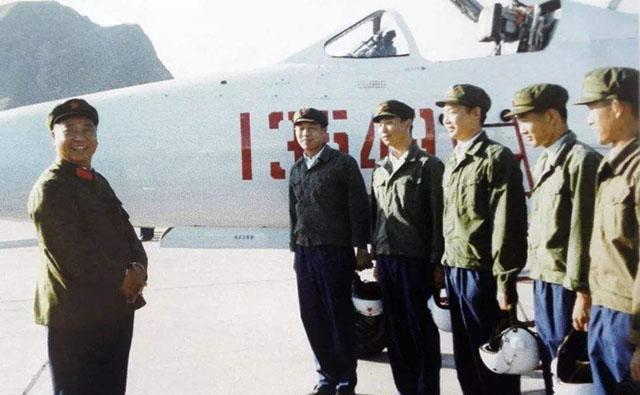 他55年授空军少将,59岁任空军司令,官至副国级,1969年却被下放