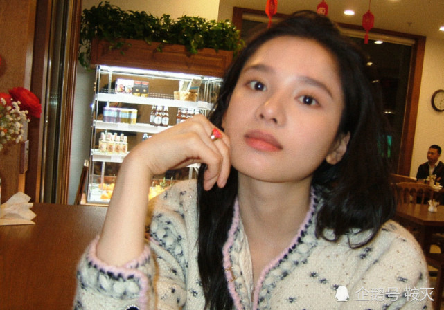 张婧仪家居素颜写真,可爱俏皮