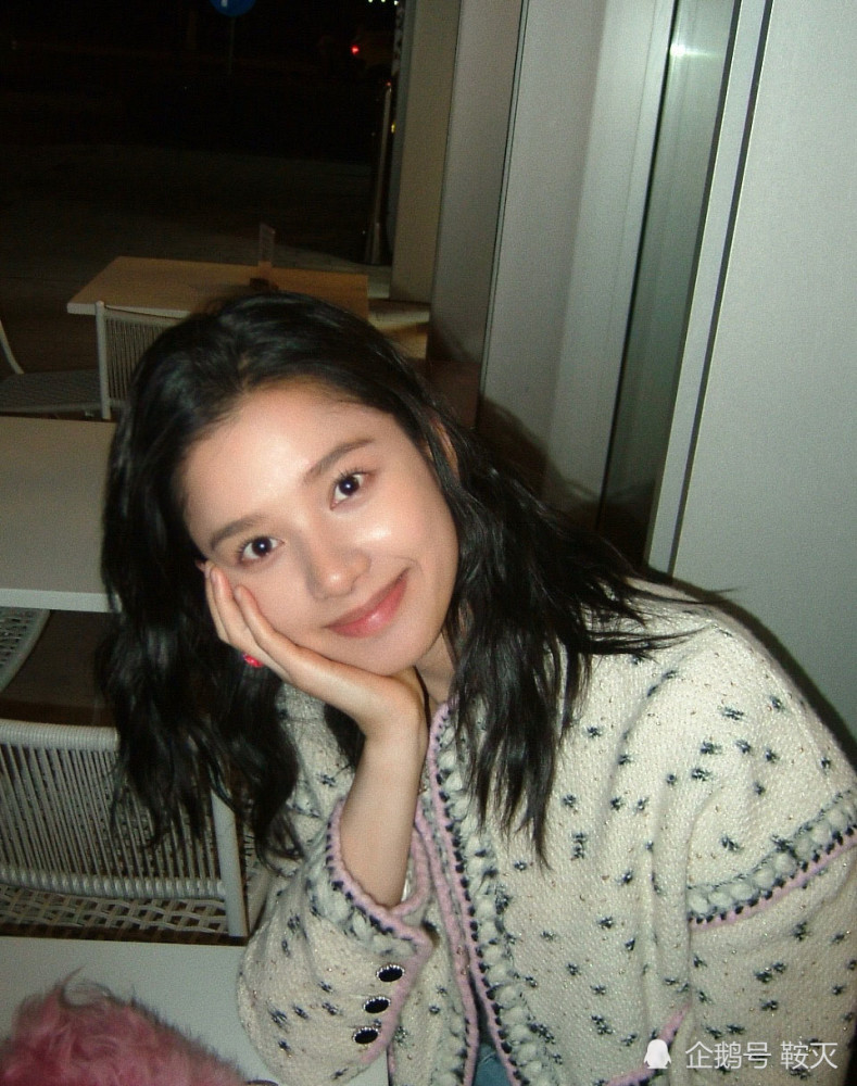 张婧仪家居素颜写真可爱俏皮