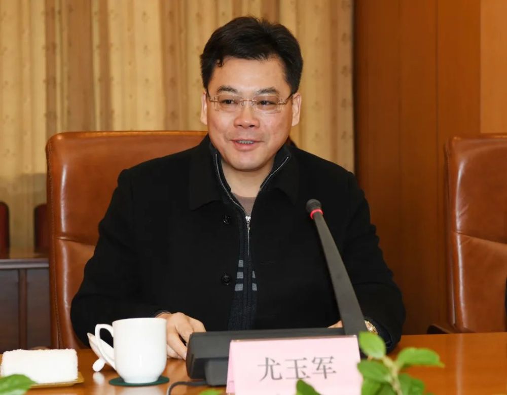尤玉军和陈达为"团室共建"双方授牌,并共同观看了仪征化纤劳模(技师)