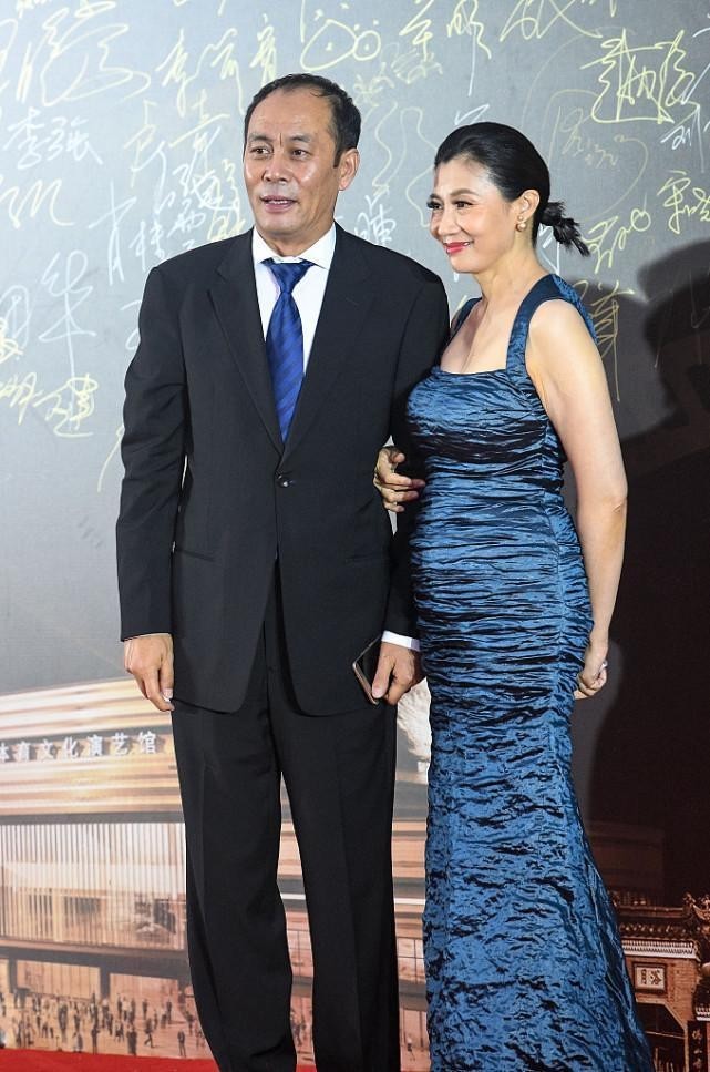 张光北妻子虽然有点中年肥但穿裙子好优雅美得真实又自然