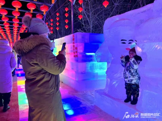 新疆:冰雕技师展妙手 美颜冬景迎新春