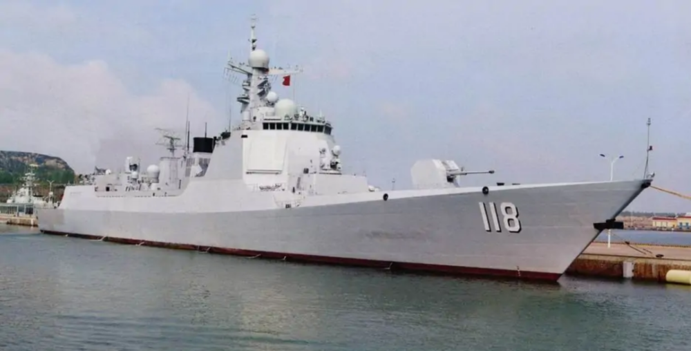 2018年初之际,中国最新一艘052d型驱逐舰乌鲁木齐号也刷上舷号118