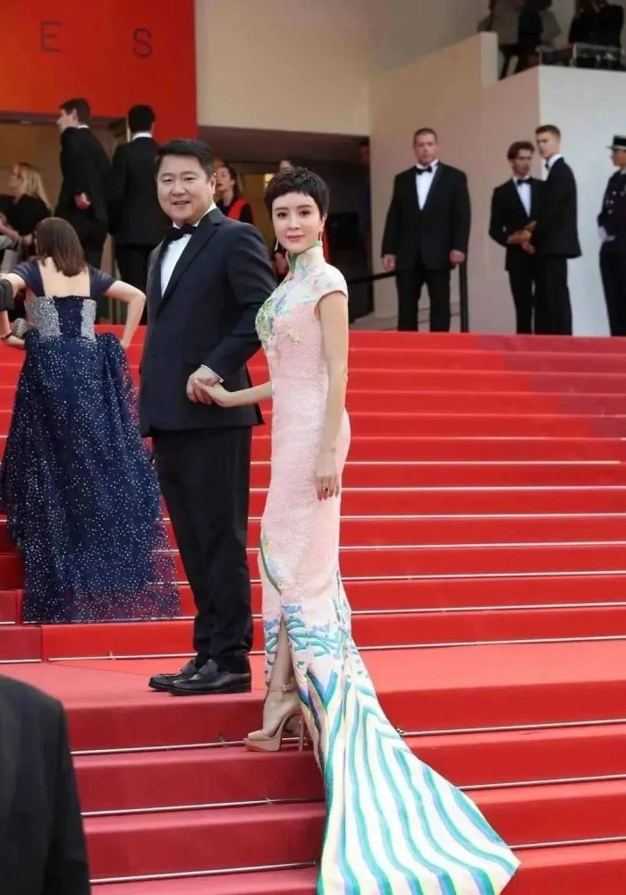 于东有过一段婚姻,发妻臧黎璐当初陪他一路从小职员打拼成博纳老板