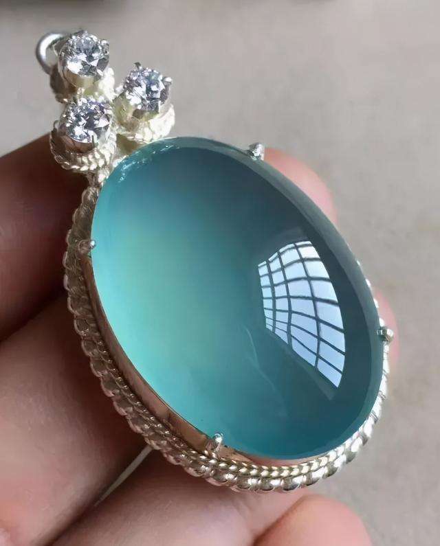 灰蓝绿色,或者是带有蓝色调,甚至是我们说的这种蓝色调的翡翠里面,就