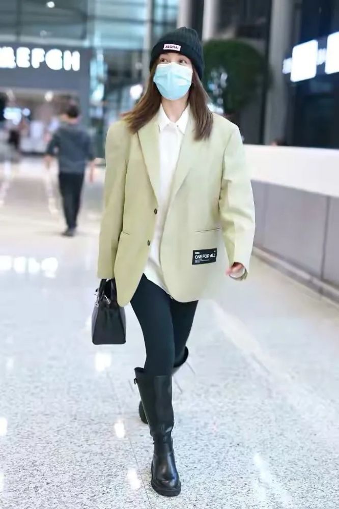 鲨鱼裤的优势可以说是十分百搭的,当它和鞋子款式进行搭配时,又会呈现