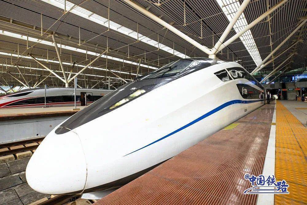 由中车四方股份公司在既有crh2e卧铺动车组基础上研制的我国最新款