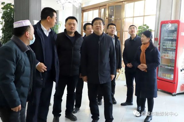市委副书记,市长刘尚增带领市委常委,统战部长周文华,副市长他维红