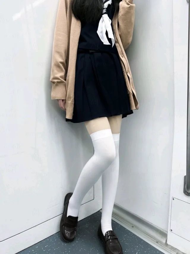 白丝搭配水手服在地铁上这样拍也太好看啦