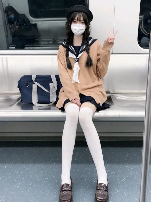 白丝搭配水手服在地铁上这样拍也太好看啦