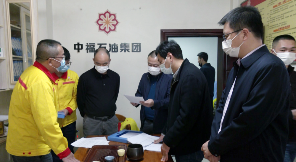 1月20日,副县长黄松周,王龙平带领县工信局和应急局等相关单位执法